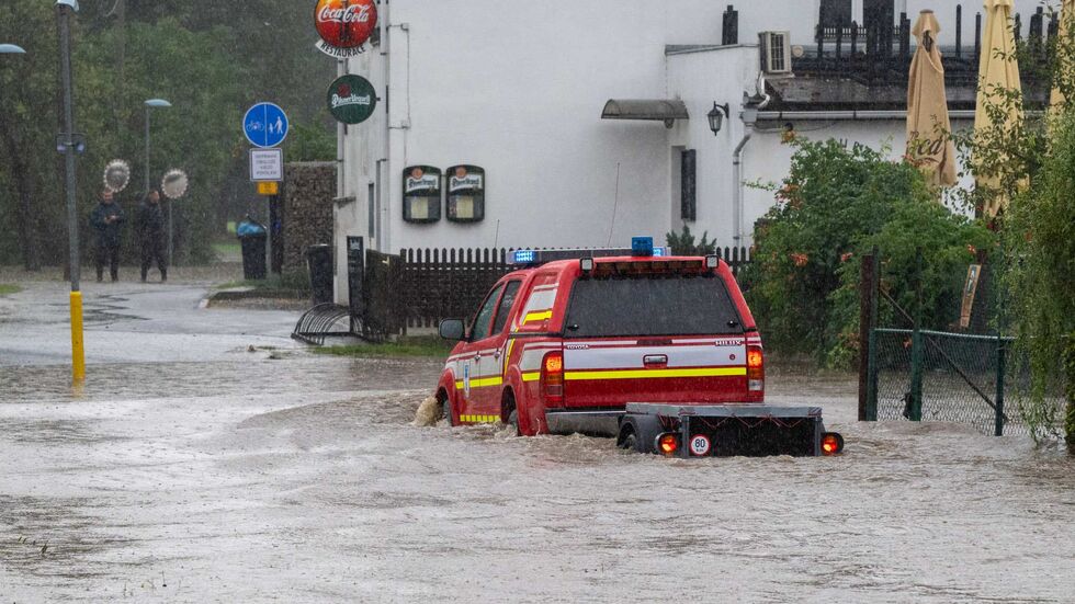 Überschwemmte Straße im tschechischen Grottau (Hradek nad Nisou) Überschwemmte Straße im tschechischen Grottau (Hradek nad Nisou)