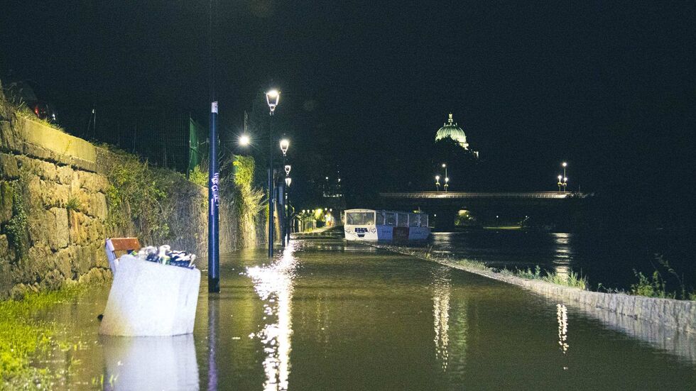 Das Neißeufer auf Zgorzelecer Seite. Im Hintergrund Stadtbrücke und Ruhmeshalle. Das Neißeufer auf Zgorzelecer Seite. Im Hintergrund Stadtbrücke und Ruhmeshalle.