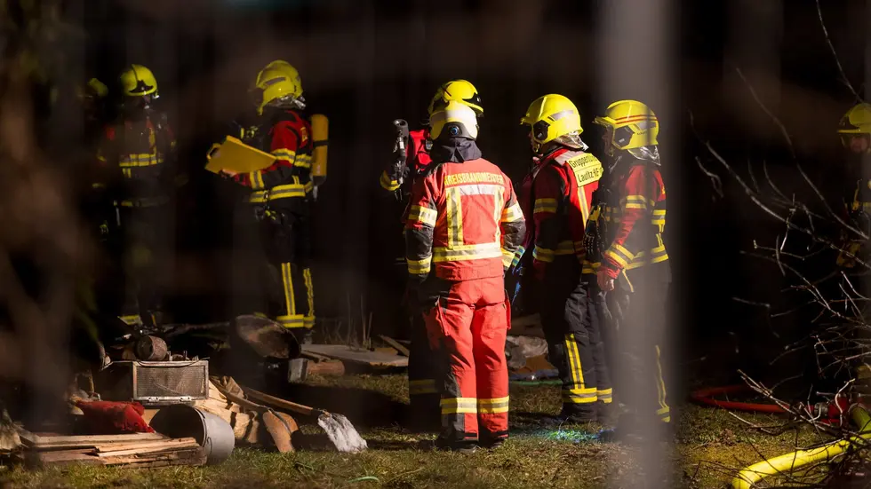 Unter Atemschutz löschten die Einsatzkräfte den Brand im Vierseitenhof in Löbau Unter Atemschutz löschten die Einsatzkräfte den Brand im Vierseitenhof in Löbau