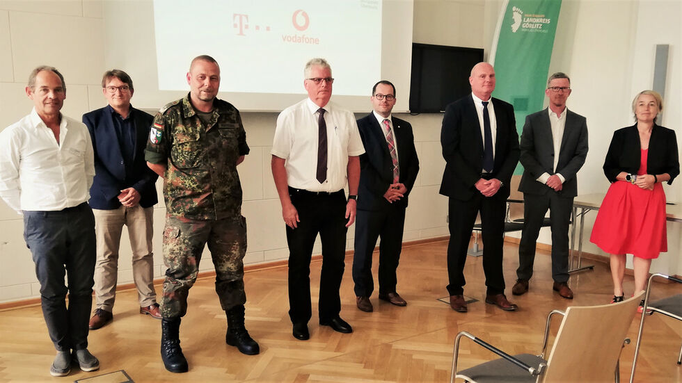 Die Projektpartner. In der Mitte im weißen Oberhemd Landrat Bernd Lange. Foto: kmk Die Projektpartner. In der Mitte im weißen Oberhemd Landrat Bernd Lange. Foto: kmk