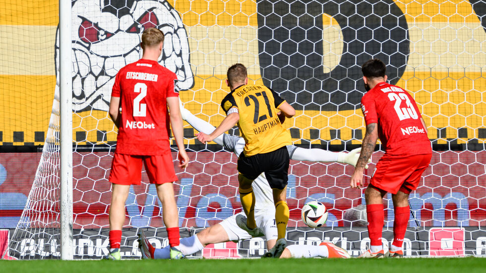 SG Dynamo Dresden - Rot-Weiss Essen, 10. Spieltag, Rudolf-Harbig-Stadion, Dynamos Niklas Hauptmann (M) erzielt das Tor zum 1:1 SG Dynamo Dresden - Rot-Weiss Essen, 10. Spieltag, Rudolf-Harbig-Stadion, Dynamos Niklas Hauptmann (M) erzielt das Tor zum 1:1