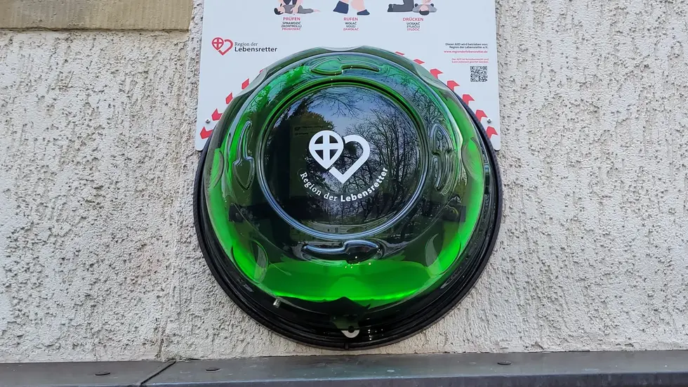 Ein Defibrillator. Das Gerät wird bei einem Herz-Kreislauf-Stillstand eingesetzt. Ein Defibrillator. Das Gerät wird bei einem Herz-Kreislauf-Stillstand eingesetzt.