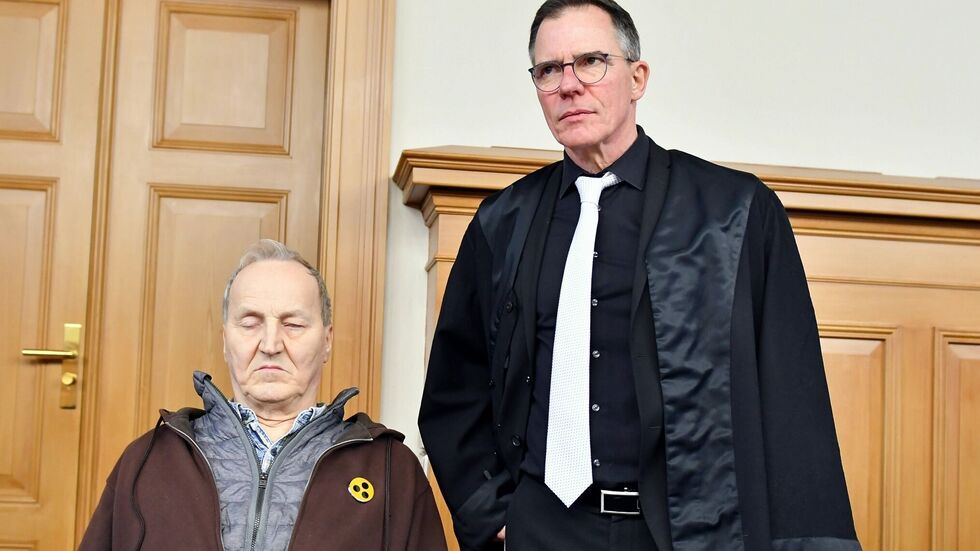 Das Opfer, der 70-jährige Rentner, mit seinem Anwalt