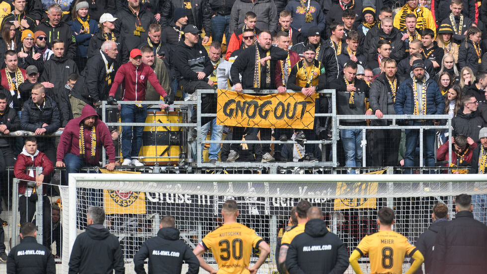 Spieler stellen sich den gefrusteten Fans Spieler stellen sich den gefrusteten Fans