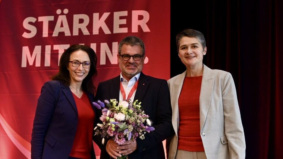 v.l. Yasmin Fahimi (Vorsitzende des Deutschen Gewerkschaftsbundes), Ralf Hron (neuer Vize-Chef des DGB-Sachsen), Daniela Kolbe ( neue DGB-Landesvorsitzende) v.l. Yasmin Fahimi (Vorsitzende des Deutschen Gewerkschaftsbundes), Ralf Hron (neuer Vize-Chef des DGB-Sachsen), Daniela Kolbe ( neue DGB-Landesvorsitzende)