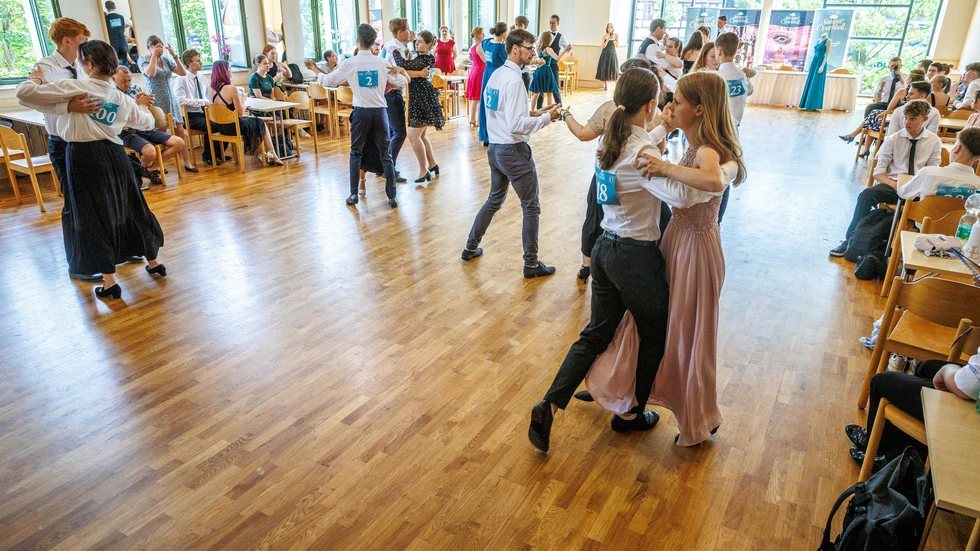 Beim Casting müssen sich die jungen Tanzpaare im Wiener Walzer beweisen Beim Casting müssen sich die jungen Tanzpaare im Wiener Walzer beweisen