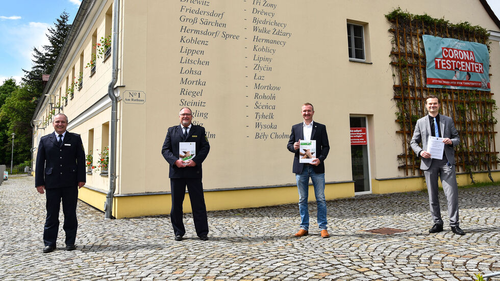 Haben die Vereinbarung unterzeichnet: v.l.n.r.  Tobias Hilbert (Leiter des Polizeireviers Hoyerswerda), Manfred Weißbach (Präsident der Polizeidirektion Görlitz), Bürgermeister Thomas Leberecht und Sven Forkert (Geschäftsführer des Landespräventionsrats Sachsen).