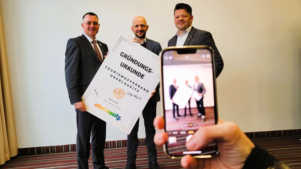 Stolz präsentieren sie die Gründungsurkunde: der Bautzener Landrat und Vorsitzende des Tourismusverbandes Oberlausitz, Udo Witschas, der Görlitzer Landrat und stellvertretende Vorsitzende, Stephan Meyer, und der Zittauer Oberbürgermeister und zweite Vorsitzende, Thomas Zenker (v.l. nach r.).