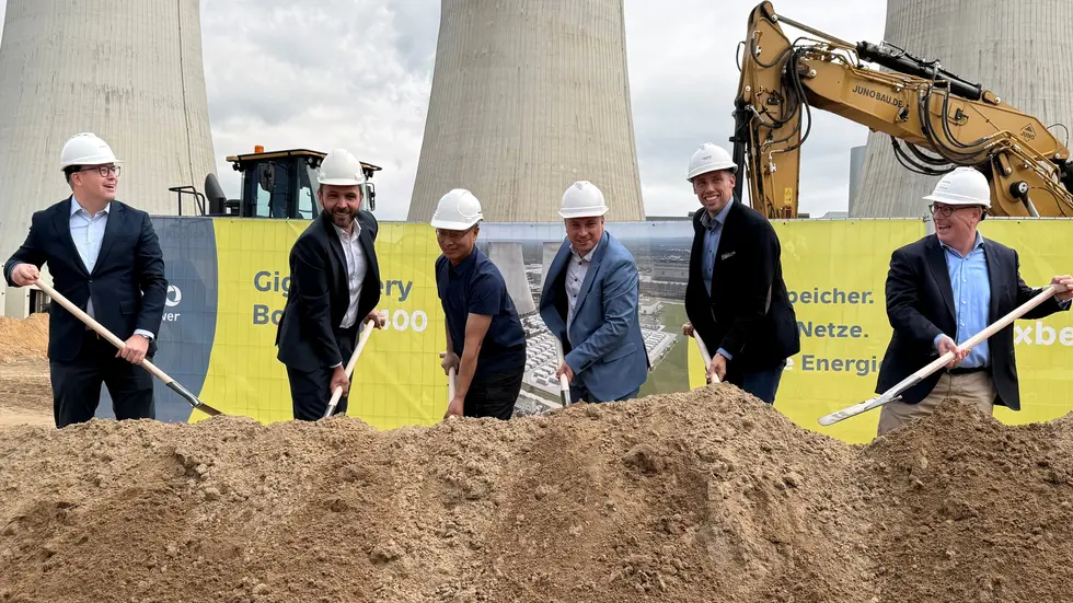 Vertreter von LEAG, Hyperstrong und Siemens setzen gemeinsam mit dem Boxberger Bürgermeister Hendryk Balko (3.v.r.) und MdB Florian Oest (2.v.r.) den ersten Spaten für die GigaBatterie400