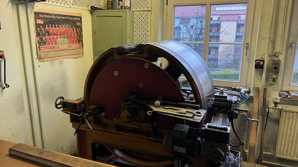 Auch das Material für die Orgelpfeifen wird im Traditionsbetrieb verarbeitet. Auch das Material für die Orgelpfeifen wird im Traditionsbetrieb verarbeitet.