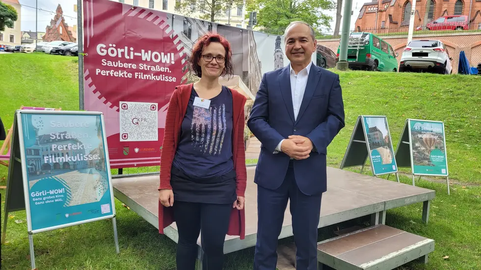 Kampagne mit Augenzwinkern. Oberbürgermeister Octavian Ursu und Maria Schubert, Koordinatorin des Kommunalen Präventionsrates Kampagne mit Augenzwinkern. Oberbürgermeister Octavian Ursu und Maria Schubert, Koordinatorin des Kommunalen Präventionsrates