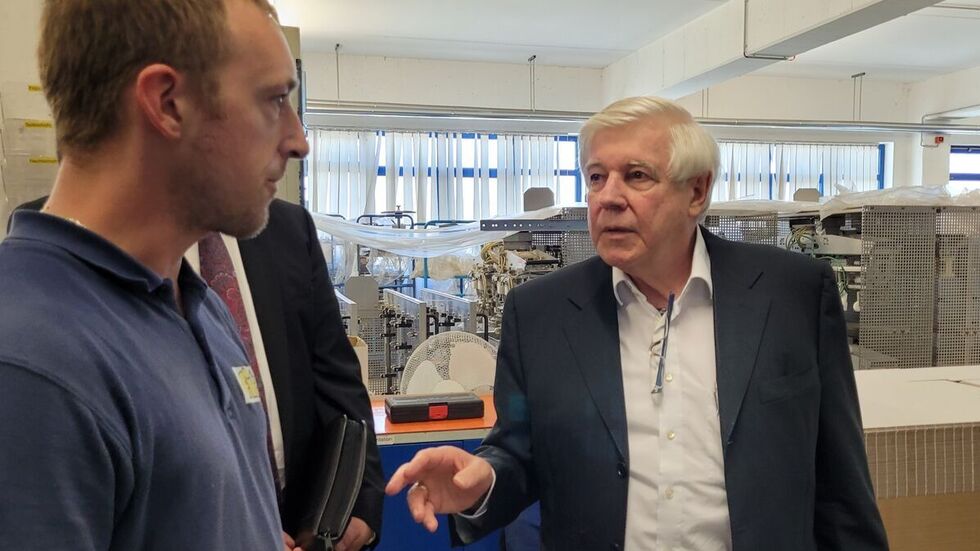 Fit-Chef Wolfgang Groß (74) im Gespräch mit einem Mitarbeiter Fit-Chef Wolfgang Groß (74) im Gespräch mit einem Mitarbeiter