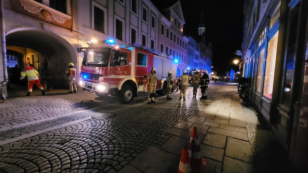 Verpuffung in einer Wohnung in der Schwarze Straße. Feuerwehrfahrzeuge auf der Brüderstraße. Links der Durchgang zu der schmalen Gasse.