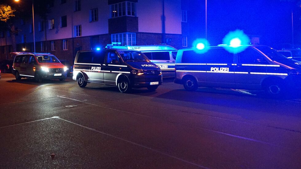 Streifenwagen am Einsatzort auf der Fritz-Hanschmann-Straße im Leipziger Stadtteil Reudnitz-Thonberg. Streifenwagen am Einsatzort auf der Fritz-Hanschmann-Straße im Leipziger Stadtteil Reudnitz-Thonberg.