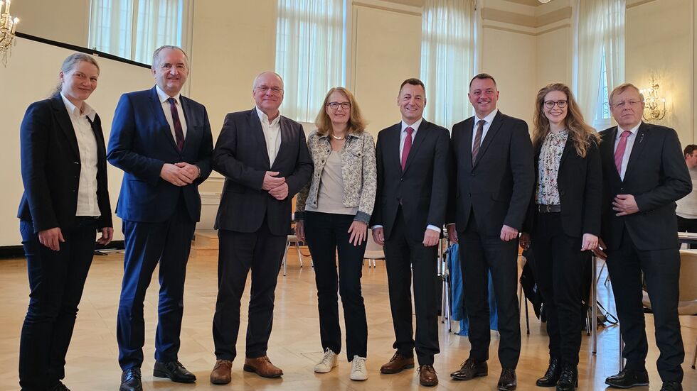 v.l.n.r.: Dr.-Ing. Birgit Beckmann (TU Dresden), Thomas Schmidt (Sächsischer Staatsminister für Regionalentwicklung), Prof. Manfred Curbach (TU Dresden), Prof. Dr. Edeltraut Günther (Institut für integriertes Materialfluss- und Ressourcenmanagement der Universität der Vereinten Nationen Dresden - UNU-FLORES), Torsten Herbst (Bundestagsabgeordneter FDP), Udo Witschas (Landrat Landkreis Bautzen), Franziska Stölzel (Institut für integriertes Materialfluss- und Ressourcenmanagement der Universität der Vereinten Nationen Dresden - UNU-FLORES), Jan Wörner (Präsident von acatech)