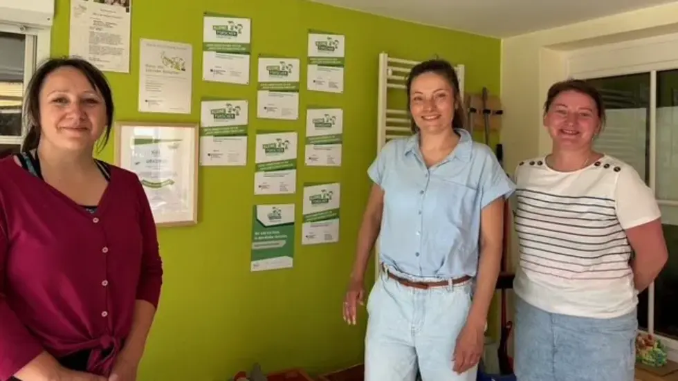 Alle neun Zertifizierungs-Plaketten haben einen Ehrenplatz an der Wand im Waldhäusl. Die zehnte Zertifizierung wird feierlich auf der Feier anlässlich des 20. Geburtstags der Stiftung Kinder forschen verliehen werden. Auf dem Bild (v.l.n.r.): Das Forscherinnen-Team: Jean Reichel, Gisela Glathe und Julia Glathe. 