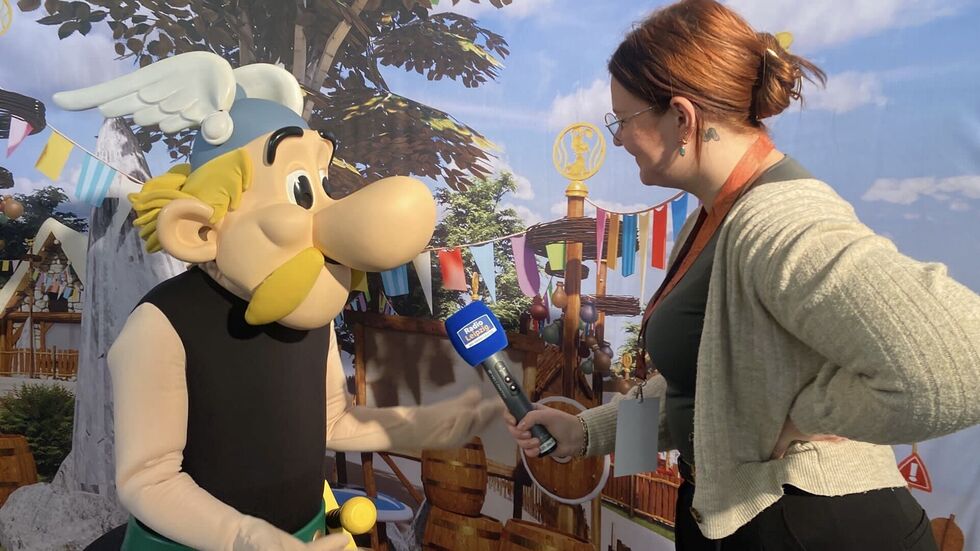 Asterix stellte sich am Donnerstag bei der offiziellen Präsentation seines neuen Freizeitparks den Fragen von Radio-Reporterin Clarissa Kunath.