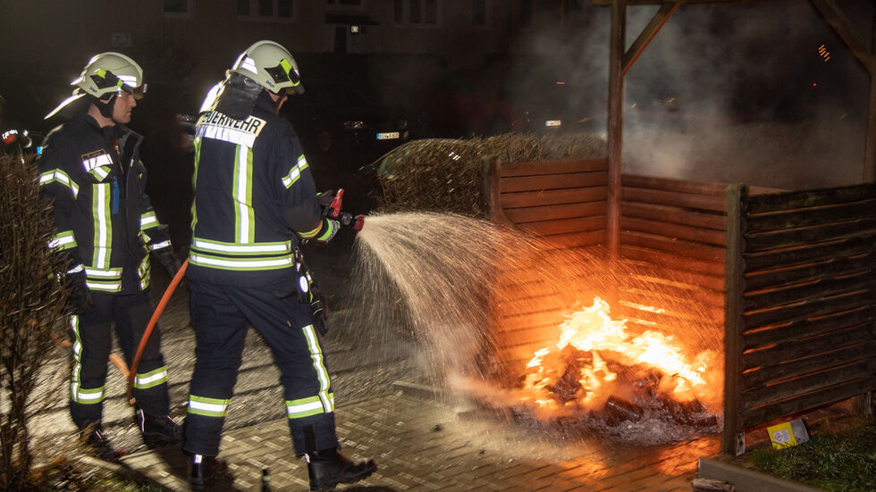 Brennende Mülltonne in Bischofswerda. Foto: Rocci Klein Brennende Mülltonne in Bischofswerda. Foto: Rocci Klein