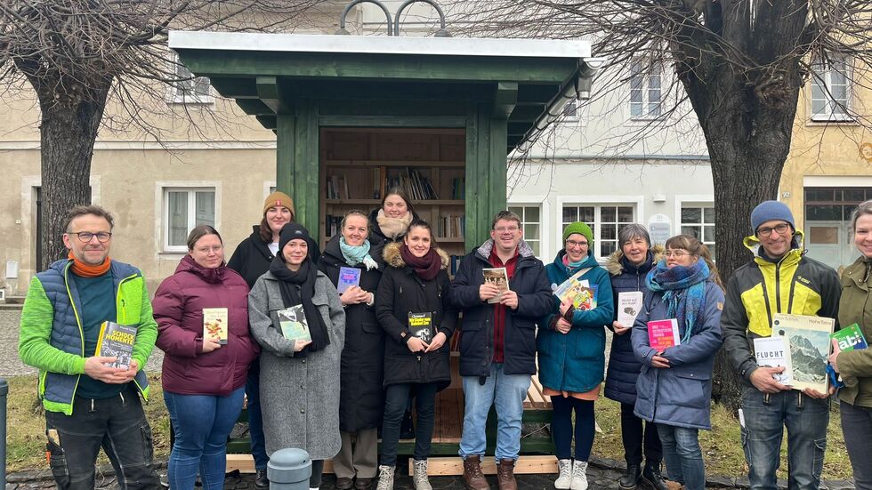 Die ersten Bücherfreunde haben die Bücherbox "gefüttert".