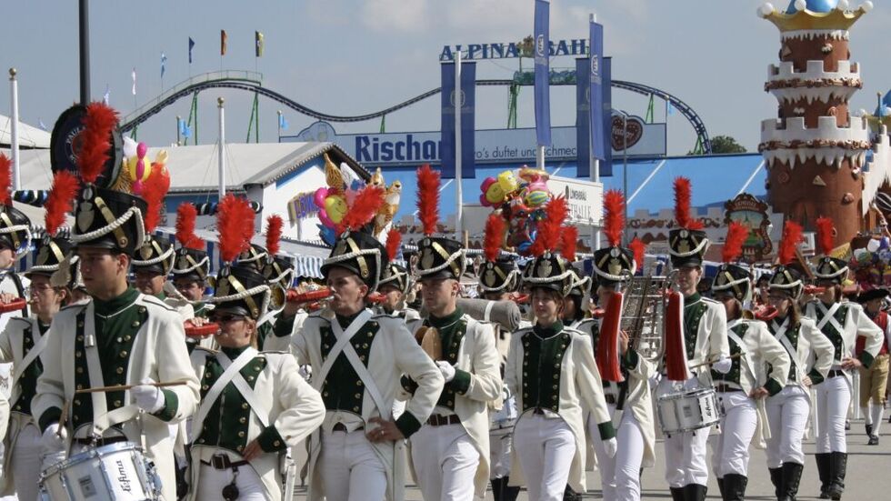 Die Radeberger Spielleute zum traditionellen Trachten- und Schützenzug auf dem Oktoberfest in München. Die Radeberger Spielleute zum traditionellen Trachten- und Schützenzug auf dem Oktoberfest in München.