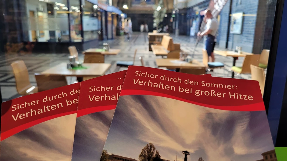 Das Hitze-Faltblatt der Stadtverwaltung liegt an vielen öffentlichen Punkten aus, wie hier im Biomarkt im Görlitzer Bahnhof.