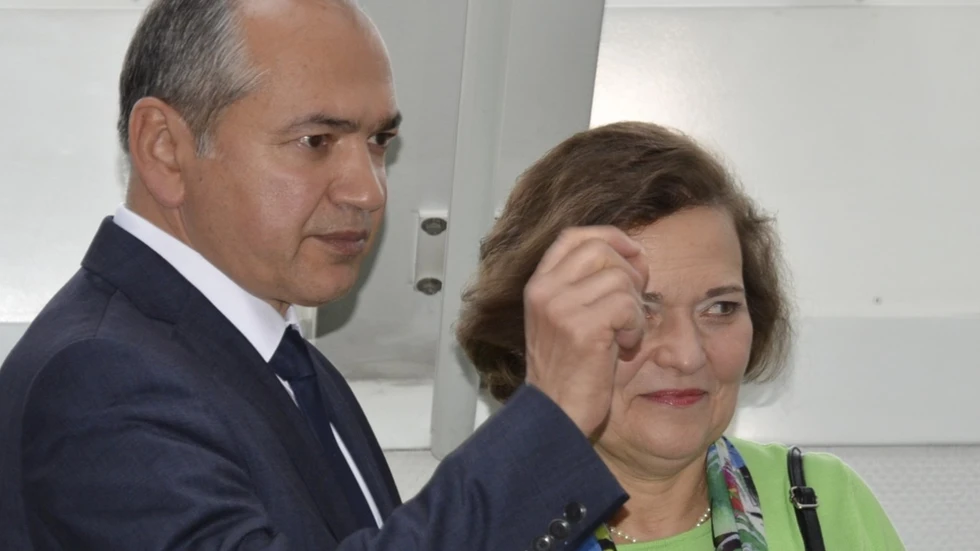 Bis kurz vor Auszählung der Briefwahlbezirke lag Sebastian Wippel (AfD) vorn. Octavian Ursu mit seiner Frau bei der Präsentation der Wahlergebnisse. Bis kurz vor Auszählung der Briefwahlbezirke lag Sebastian Wippel (AfD) vorn. Octavian Ursu mit seiner Frau bei der Präsentation der Wahlergebnisse.