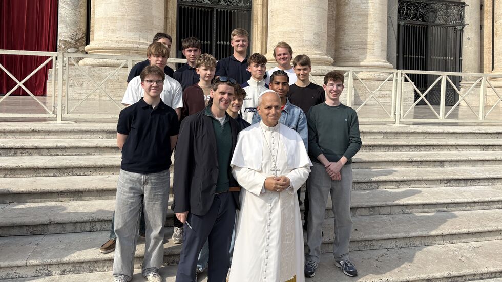 Papst Leo XIV. und die Kapellknaben.