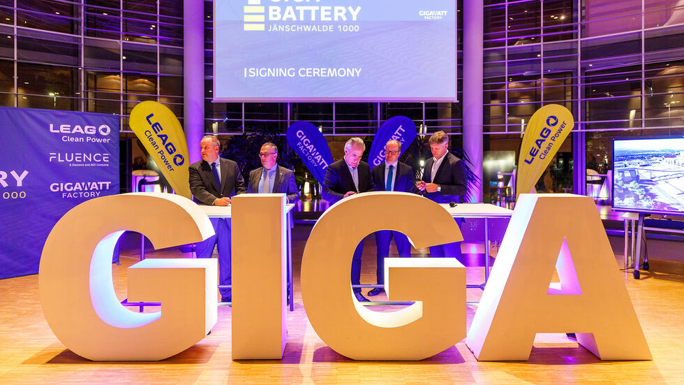 Vertragsunterzeichnung für die GigaBattery Jänschwalde 1000 mit Vertretern von Leag und Fluence. Vertragsunterzeichnung für die GigaBattery Jänschwalde 1000 mit Vertretern von Leag und Fluence.