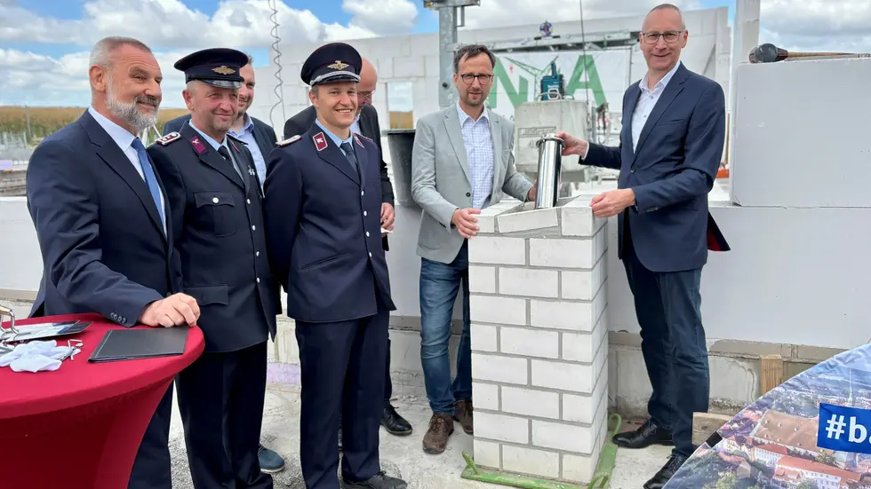 v.l.n.r.: Landtagsabgeordneter Marko Schiemann, Joachim Ziesch, Bürgermeister Heiko Nowak, Ortswehrleiter Silvio Riedel, Bürgermeister Robert Böhmer, Ortschaftsrat Daniel Mirtschink, Oberbürgermeister Karsten Vogt v.l.n.r.: Landtagsabgeordneter Marko Schiemann, Joachim Ziesch, Bürgermeister Heiko Nowak, Ortswehrleiter Silvio Riedel, Bürgermeister Robert Böhmer, Ortschaftsrat Daniel Mirtschink, Oberbürgermeister Karsten Vogt