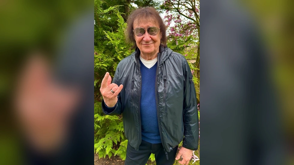 Diebe haben Puhdys-Star Dieter „Maschine“ Birr während eines Konzerts im Freiberger Tivoli bestohlen. Jetzt sucht die Polizei seine Jacke und Zeugen. Diebe haben Puhdys-Star Dieter „Maschine“ Birr während eines Konzerts im Freiberger Tivoli bestohlen. Jetzt sucht die Polizei seine Jacke und Zeugen.