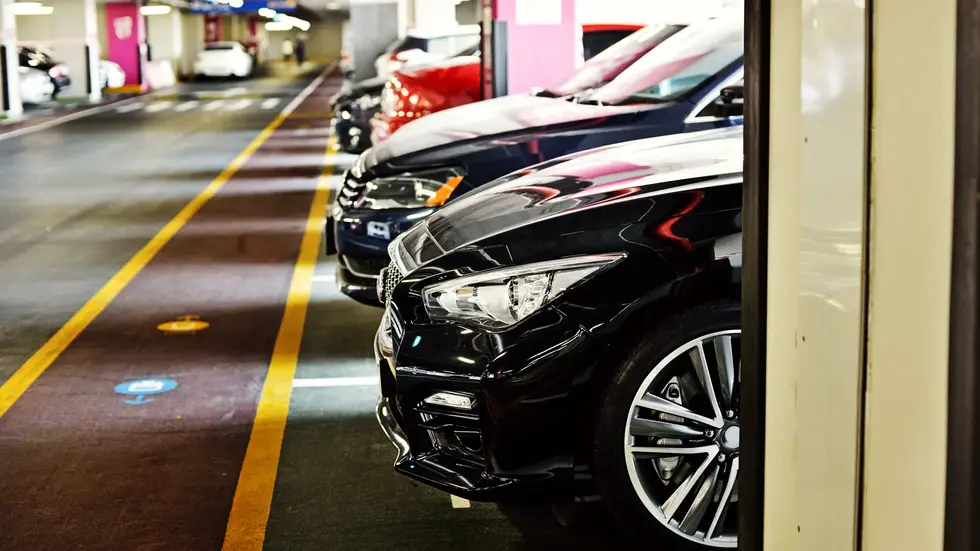 In einem Parkhaus verursachte ein Mann einen sehr teuren Blechschaden. (Symbolbild)