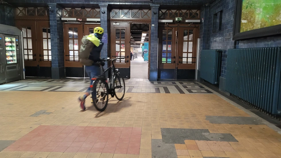 Eingang vom Empfangsgebäude zum Personentunnel im Görlitzer Bahnhof. Er wird ab September für ein Jahr gesperrt. Eingang vom Empfangsgebäude zum Personentunnel im Görlitzer Bahnhof. Er wird ab September für ein Jahr gesperrt.