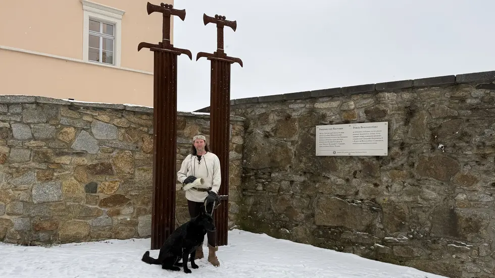 Stadtführer Andreas Thronicker vor den Bautzener Friedesschwertern