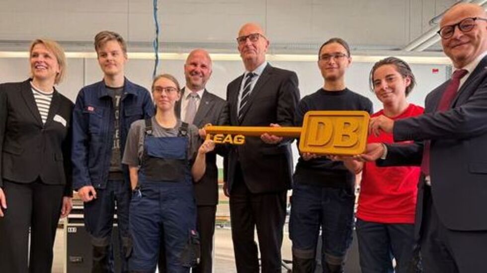 Heute übergab die LEAG offiziell ihre Ausbildungsstätte Jänschwalde an die DB: (v.l.n.r.): Corinna Vogt, Deutsche Bahn Training; Arne Schwerdtner, Azubi; Alexis Hetzke, Azubi; LEAG-Personalvorstand Jörg Waniek, Ministerpräsident Dr. Dietmar Woidke, Laurenz Haupt und Sunny Brünner, Azubis, und DB-Personalvorstand Martin Seiler. 
