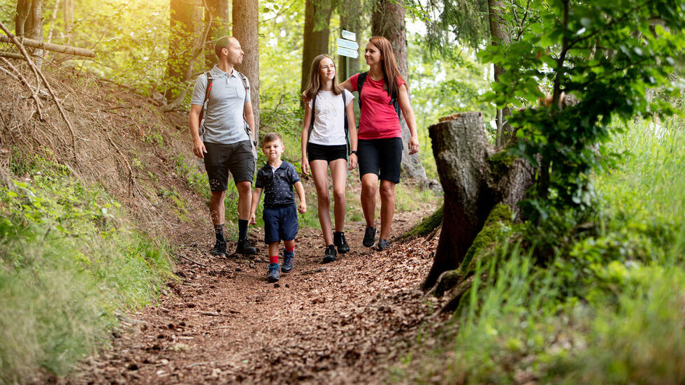 Auch in der Umgebung der Hotels gibt es viel zu erleben für Familien. Zum Beispiel bei einer gemeinsamen Waderung auf dem Köhlerweg. 