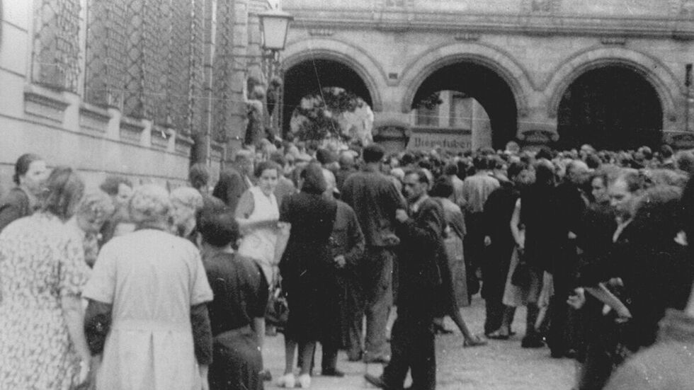 Demonstranten am Gebäude "Waage" auf dem Untermarkt