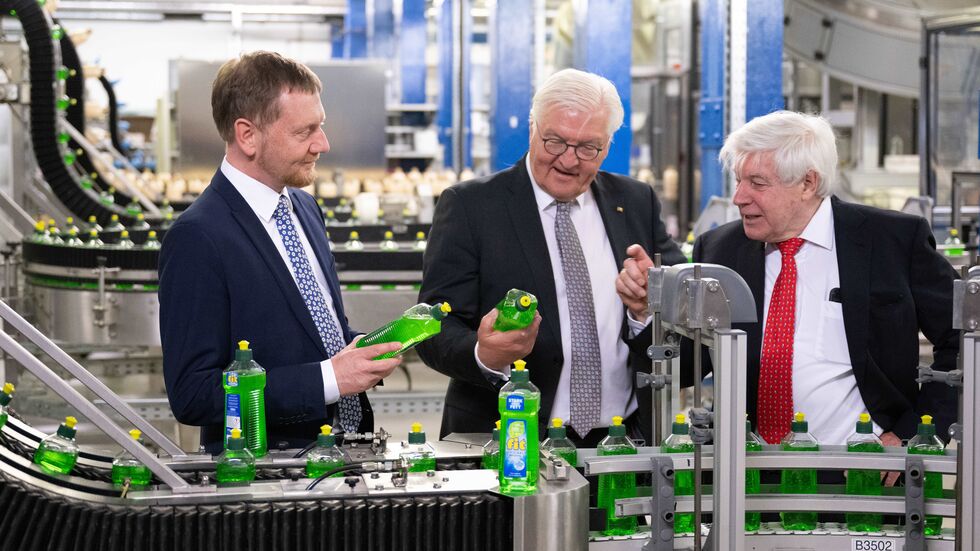 Bundespräsident Frank-Walter Steinmeier beim Besuch der Produktionsanlage mit Ministerpräsident Michael Kretschmer und fit-Geschäftsführer Dr. Wolfgang Groß (r.). Bundespräsident Frank-Walter Steinmeier beim Besuch der Produktionsanlage mit Ministerpräsident Michael Kretschmer und fit-Geschäftsführer Dr. Wolfgang Groß (r.).