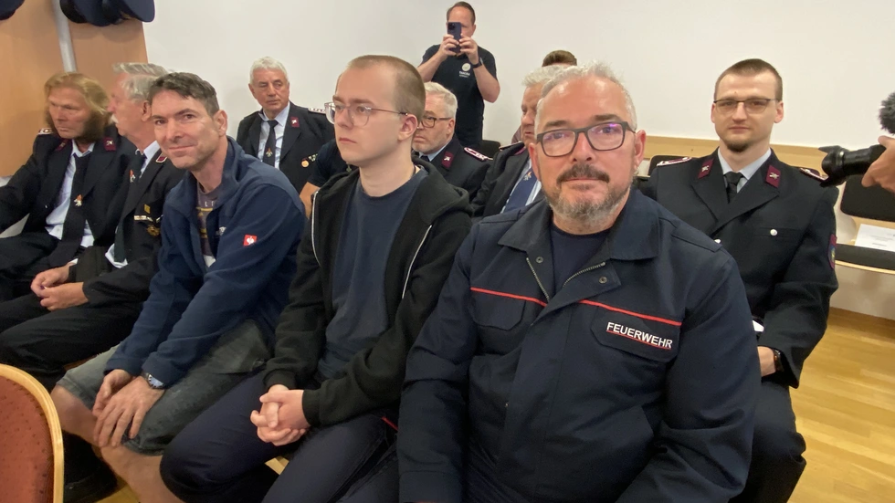 Sein früherer Wehrleiter Cliff Winkler war - wie etwa 50 andere Feuerwehrleute - auch zum Prozess gekommen. Er zog nach dem Blitzerfoto auch Konsequenzen und trat aus Protest von seinem Amt als Wehrleiter zurück. Sein früherer Wehrleiter Cliff Winkler war - wie etwa 50 andere Feuerwehrleute - auch zum Prozess gekommen. Er zog nach dem Blitzerfoto auch Konsequenzen und trat aus Protest von seinem Amt als Wehrleiter zurück.