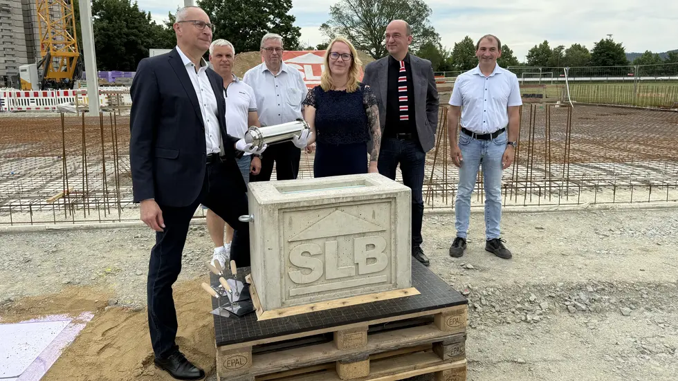 OB Karsten Vogt und Schulleiterin Nicole Krist mit der Zeitkapsel