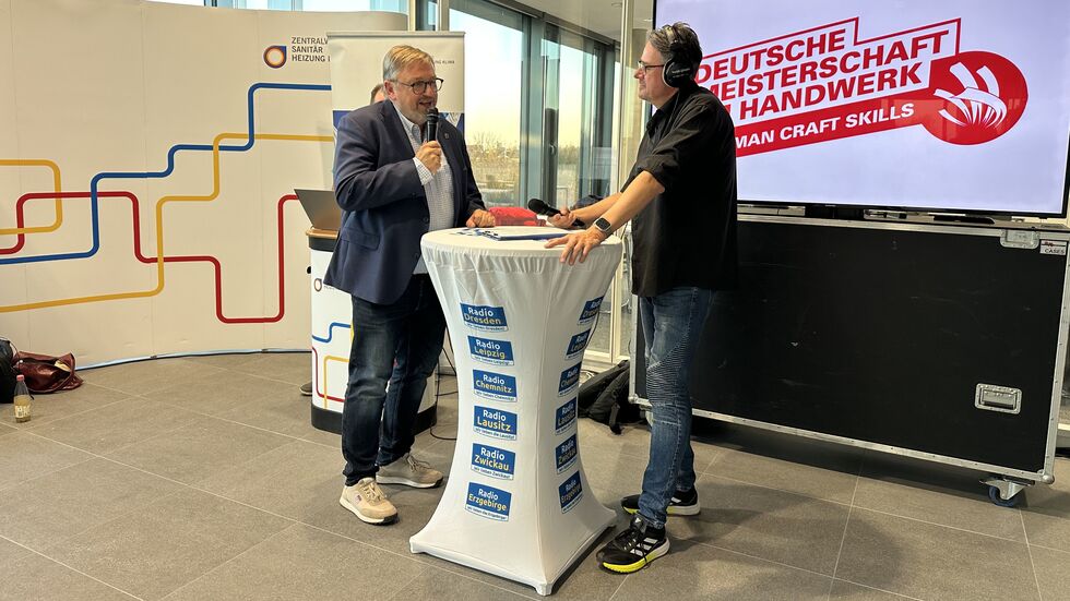 Radio-Moderator Roman Knoblauch im Gespräch mit Hans-Werner Eschrich, Vorstand Bildung und Berufsförderung des ZVSHK.