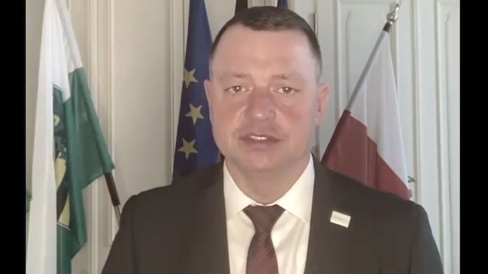 Der Bautzener Landrat äußerte sich in einer Videobotschaft auf Facebook kritisch zu einer möglichen Unterbringung von Asylbewerbern in Sporthallen und freistehenden Wohnungen in Hoyerswerda.