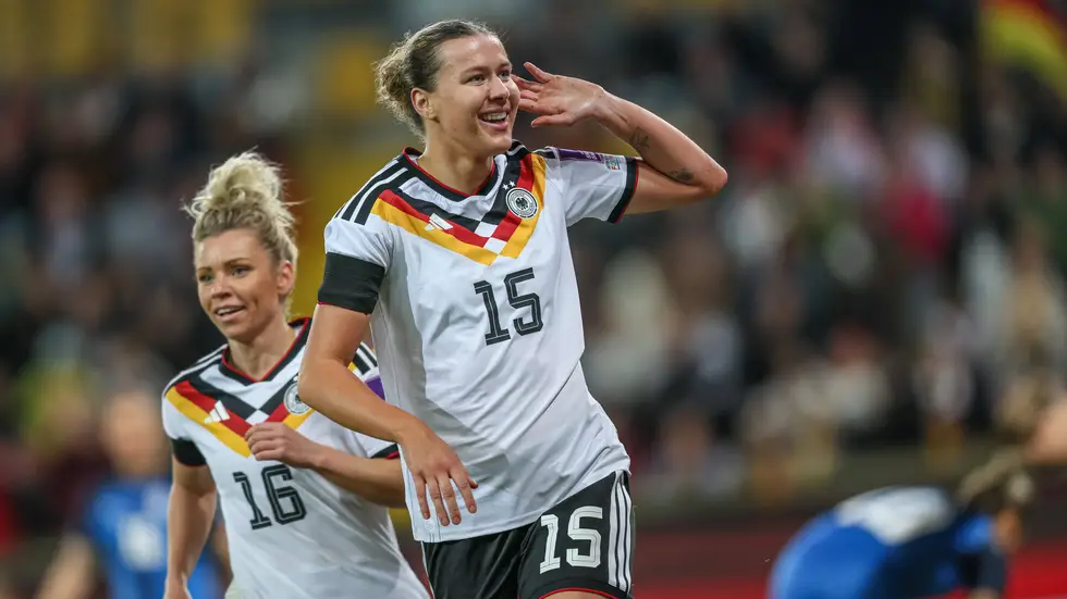 Larissa Mühlhaus freut sich über ihr Premierentor im Nationalteam