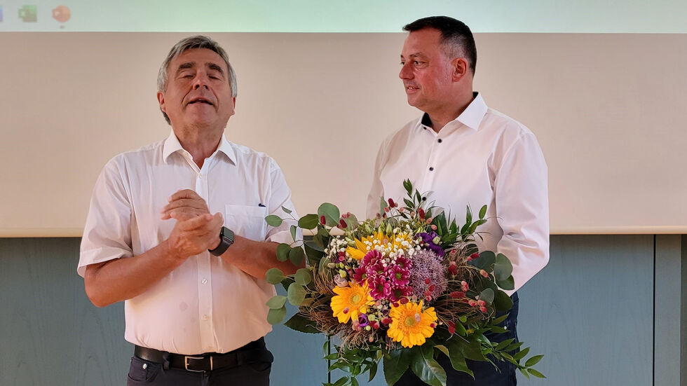 Wahlsieger Udo Witschas (r.) Landrat Michael Harig erleichtert