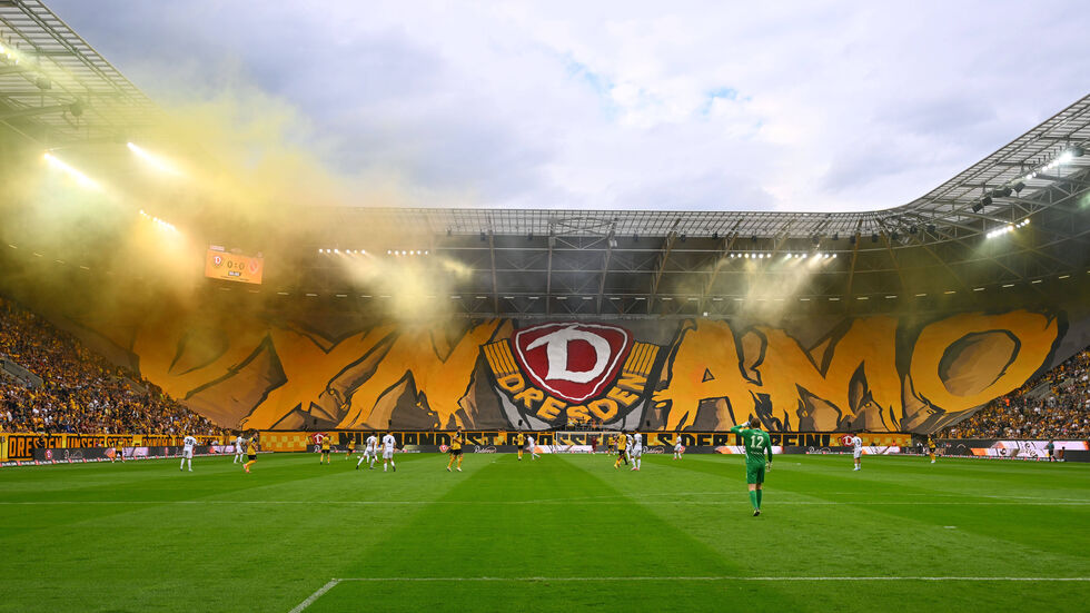 Dynamo-Choreo zum ersten Heimspiel der Saison gegen Cottbus Dynamo-Choreo zum ersten Heimspiel der Saison gegen Cottbus