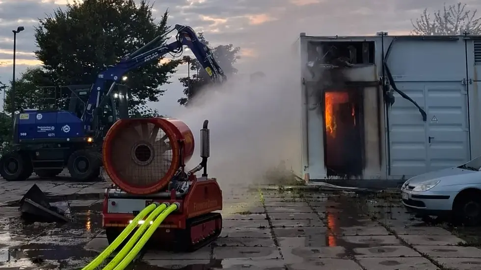 Mit einem Bagger wurde der Container geöffnet und mit Hilfe eines ferngesteuerten Roboters der Brand im Inneren gelöscht. Mit einem Bagger wurde der Container geöffnet und mit Hilfe eines ferngesteuerten Roboters der Brand im Inneren gelöscht.