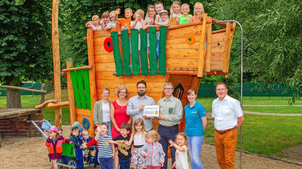 Strahlende Gesichter bei der Übergabe der Biosphären-Kita-Plakette. Von links: Laura Schneider (Kindervereinigung Guttau e. V.), Yvette Dreßler (stellv. Leitung Kinderhaus), Wilhelm Trittmacher (Leitung Kinderhaus), Torsten Roch (Leiter Biosphärenreservatsverwaltung), Jennifer Otto (SB Bildung) und Matthias Seidel (Bürgermeister Gemeinde Malschwitz)