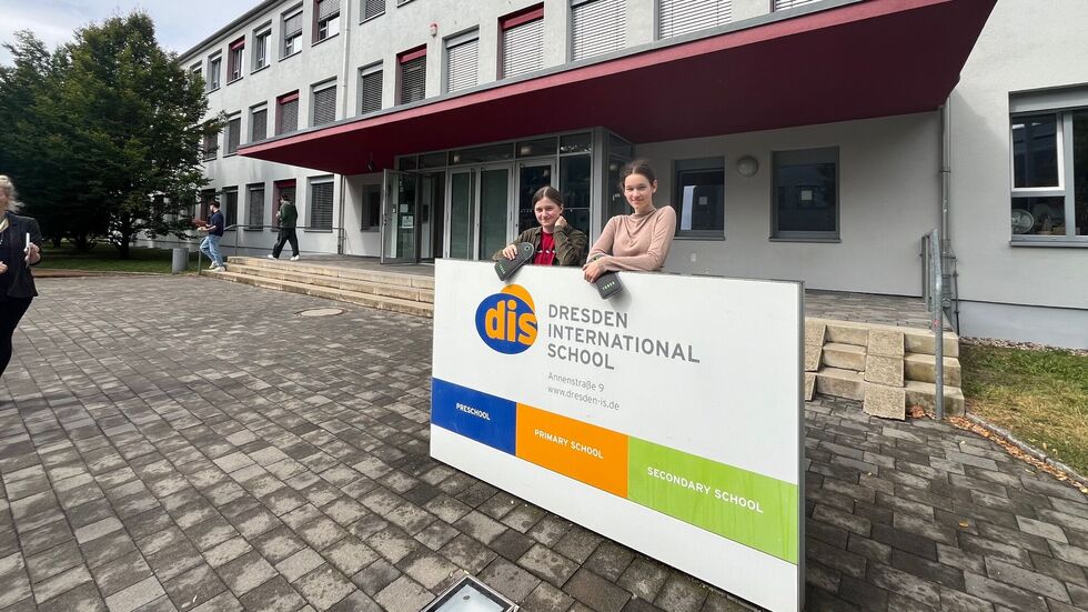 Theda und Elisabeth zeigen vor der Schule ihre Handy-Hüllen, die jetzt Pflicht sind Theda und Elisabeth zeigen vor der Schule ihre Handy-Hüllen, die jetzt Pflicht sind