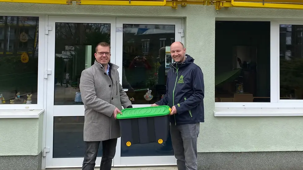 VdK Sachsen-Geschäftsführer Ralph Beckert (li.) und Kita-Leiter John Paulusch bei der Entgegennahme der Flizzy Bewegungskiste des Kreissportbundes Bautzen.
