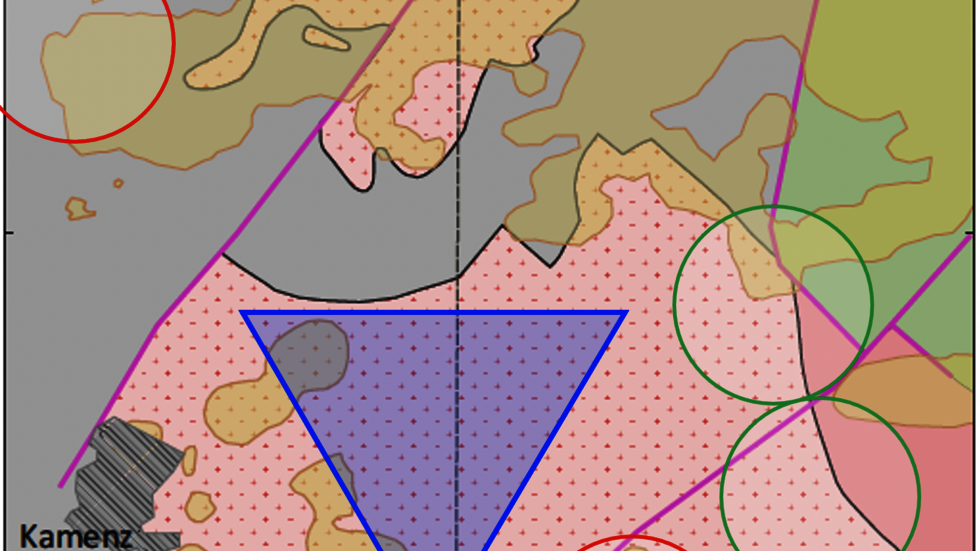 Möglicher Standort des Einstein-Teleskops (blaues Dreieck) im Granit-Stock der Lausitz (rosa), abseits von größeren Ortschaften (grau), Windkraftanlagen (rote Kreise) und kleineren Tagebauen (grüne Kreise) Möglicher Standort des Einstein-Teleskops (blaues Dreieck) im Granit-Stock der Lausitz (rosa), abseits von größeren Ortschaften (grau), Windkraftanlagen (rote Kreise) und kleineren Tagebauen (grüne Kreise)