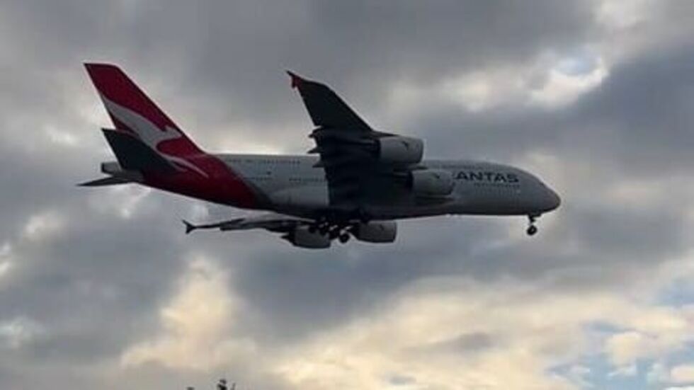 Der A380 über Weixdorf im Landeanflug auf Dresden. Der A380 über Weixdorf im Landeanflug auf Dresden.